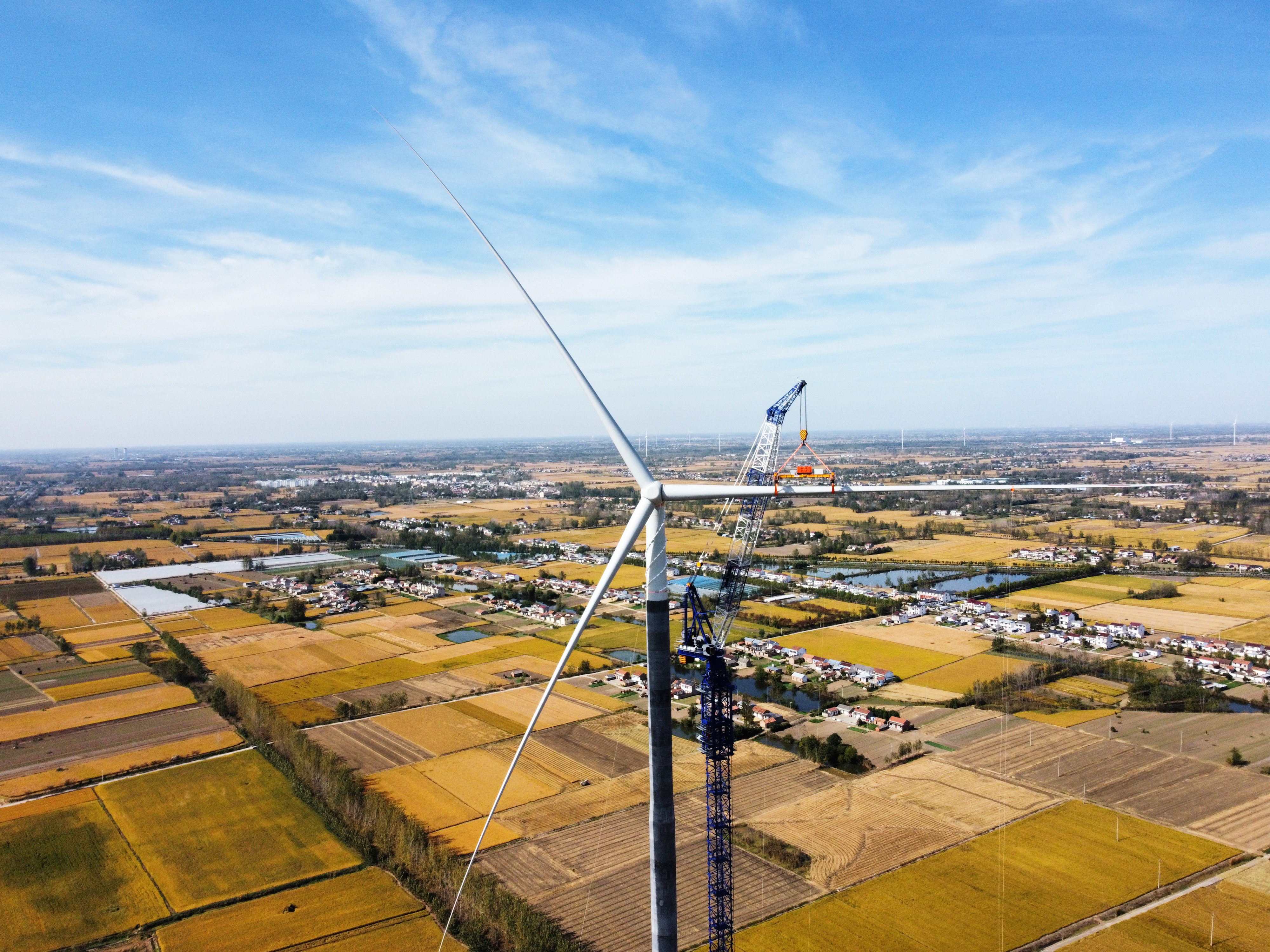 180米！全球首台超高性能混凝土质料混塔机组完成吊装