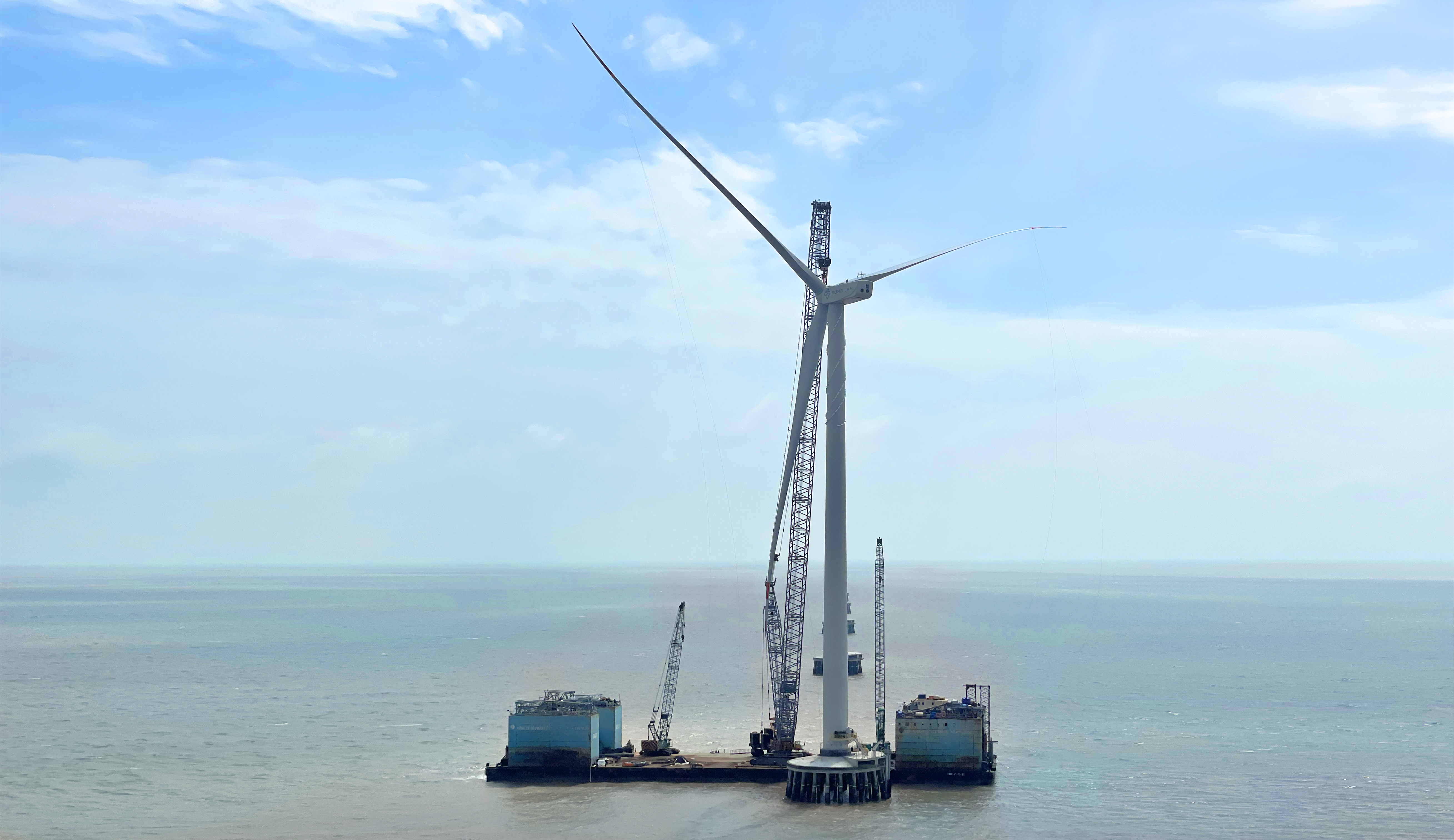 【吹响攻坚冲锋号】AGGAME股份首个“双海”项目顺遂完成首台机组吊装！