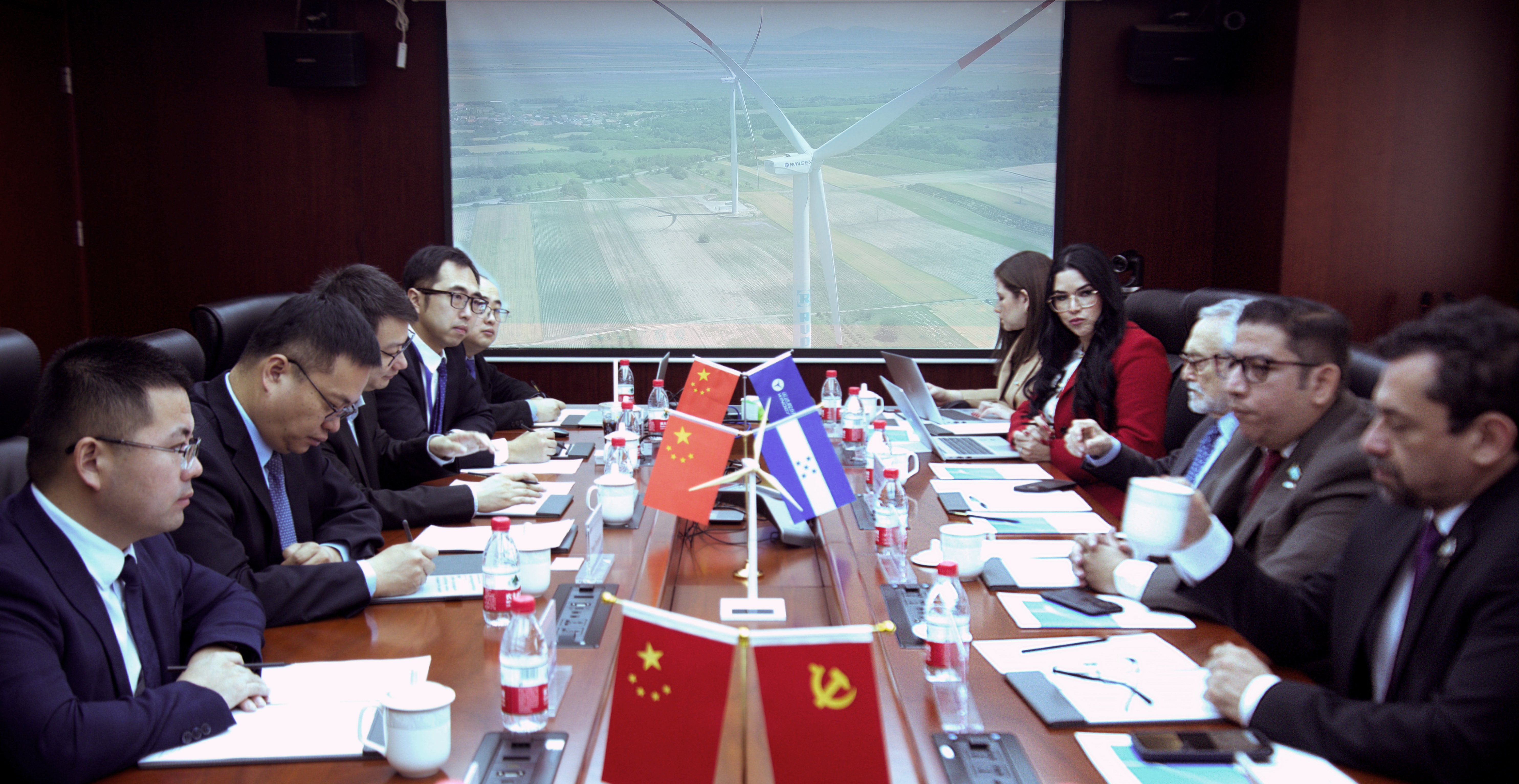 洪都拉斯能源部部长及驻华大使一行到AGGAME股份考察